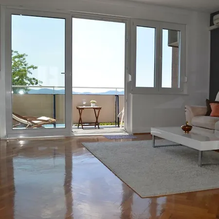 Roxy Apartment